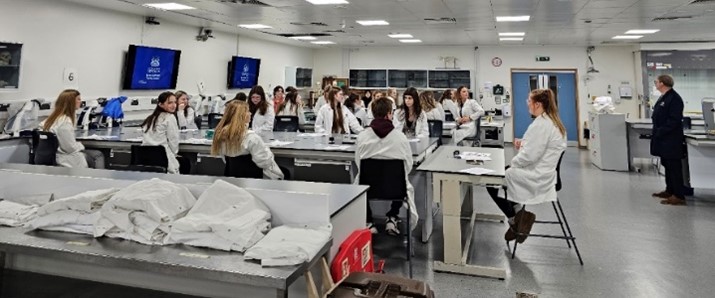 Students on Psychology trip in a laboratory